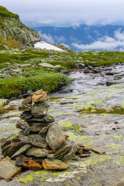 Hemsedal Norveç 'teki Veslehdn Veslehorn dağında sis, bulutlar, kayalar ve uçurumlar.