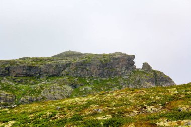 Hemsedal Norveç 'teki Veslehdn Veslehorn dağında sis, bulutlar, kayalar ve uçurumlar.