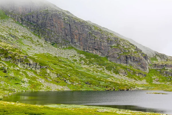 Brouillard Nuages Rochers Falaises Sur Montagne Veslehdn Veslehorn Hemsedal Norvège — Photo