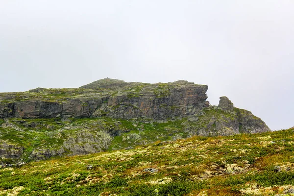 Hemsedal Norveç 'teki Veslehdn Veslehorn dağında sis, bulutlar, kayalar ve uçurumlar.
