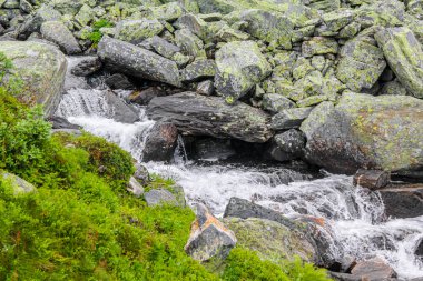 Hemsedal, Norveç 'teki Veslehdn Veslehorn dağındaki sis, bulutlar ve uçurumlar.