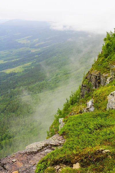 Hemsedal, Norveç 'teki Veslehdn Veslehorn dağındaki sis, bulutlar ve uçurumlar.