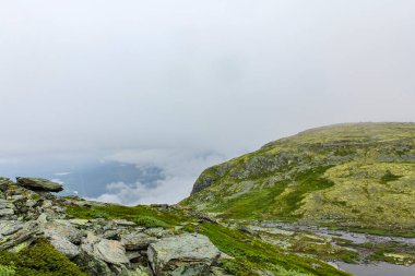 Hemsedal Norveç 'te Veslehdn Veslehorn Dağı' ndaki Hydnefossen şelalesi ve Hydna nehri.