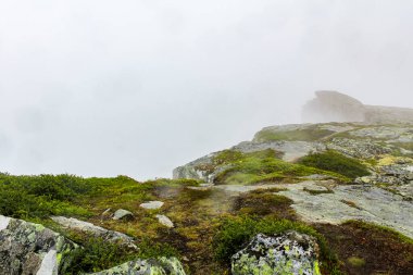 Hemsedal Norveç 'teki Veslehdn Veslehorn dağında sis, bulutlar, kayalar ve uçurumlar.