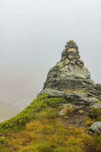 Niebla Nubes Rocas Acantilados Montaña Veslehdn Veslehorn Hemsedal Noruega — Foto de Stock