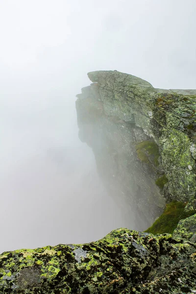 Nebel Wolken Felsen Und Klippen Veslehorn Hemsedal Norwegen — Stockfoto