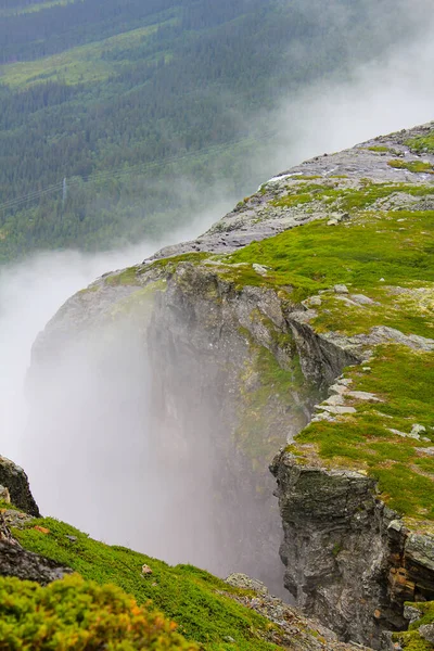 挪威海赛德尔的Veslehdn Veslehorn山上的雾 岩和悬崖 — 图库照片