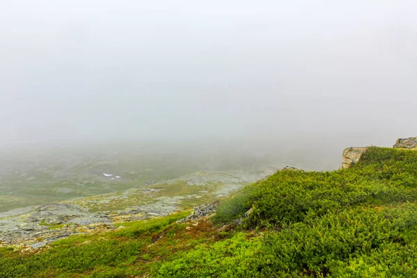 在挪威海赛达尔的Veslehdn山的大石头和有雾和云彩的悬崖 — 图库照片