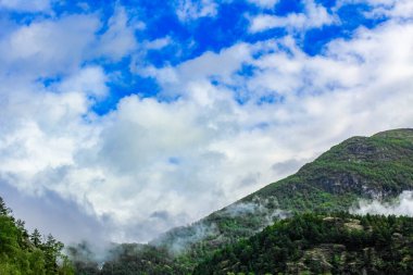 Bulutlar dağların üzerinden uçuyor Hemsedal, Viken, Buskerud, Norveç.