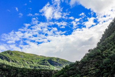 Bulutlar dağların üzerinden uçuyor Hemsedal, Viken, Buskerud, Norveç.