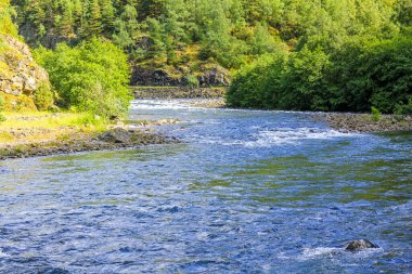 Hemsedal, Viken, Buskerud, Norveç 'te Dağ manzaralı güzel mavi nehir Hemsila Gölü.
