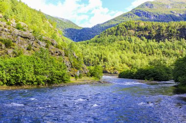 Hemsedal, Viken, Buskerud, Norveç 'te Dağ manzaralı güzel mavi nehir Hemsila Gölü.