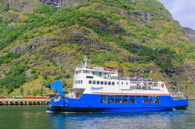 Skagastl feribotu Flms küçük limanında, Aurlandsfjord Sognefjord Norveç.