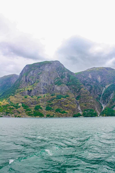 Норвежский Красивый Горный Фьордовый Ландшафт Aurlandsfjord Aurland Vestland Sognefjord Норвегии — стоковое фото