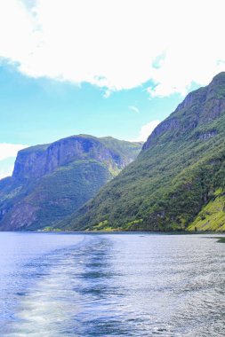 Norveç 'in güzel dağı ve Aurlandsfjord' daki fiyort manzarası Aurland Vestland Sognefjord Norveç 'te.
