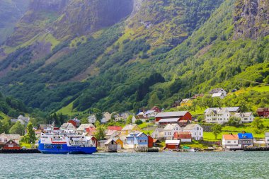 Rengarenk bir köy olan Aurlandsfjord 'da feribot Norveç' te Aurland Vestland Sognefjord 'da.