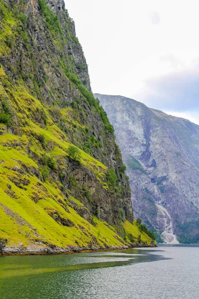 Norvegese Bellissimo Paesaggio Montano Fiordo Aurlandsfjord Aurland Vestland Sognefjord Norvegia — Foto Stock