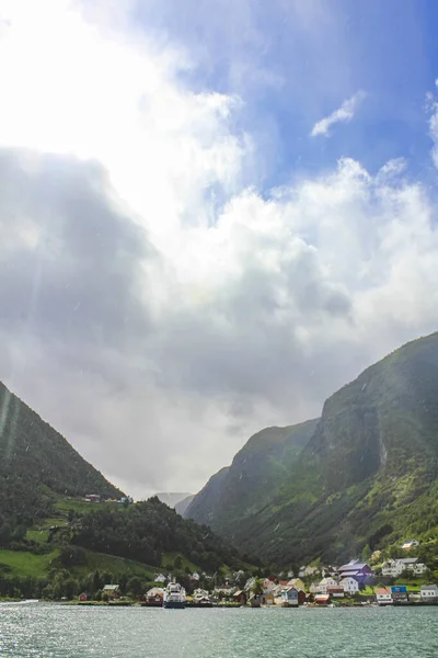 Zon Regen Tegelijk Undredal Dorp Aurlandsfjord Aurland Vestland Sognefjord Noorwegen — Stockfoto