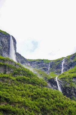 Aurlandsfjord 'daki şelaleler Aurland Vestland Sognefjord, Norveç.