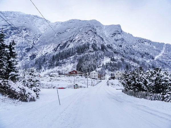 在Framfjorden挪威开车穿过多雪的道路和风景 — 图库照片