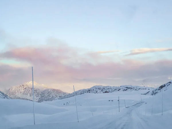 Przejazd Śnieżną Drogą Krajobrazem Norwegii Wschód Słońca Rano — Zdjęcie stockowe