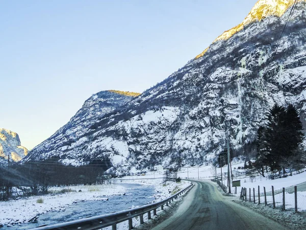 Ехать Восходе Солнца Через Горы Замерзшей Дороге Норвегии Солнечный Свет — стоковое фото