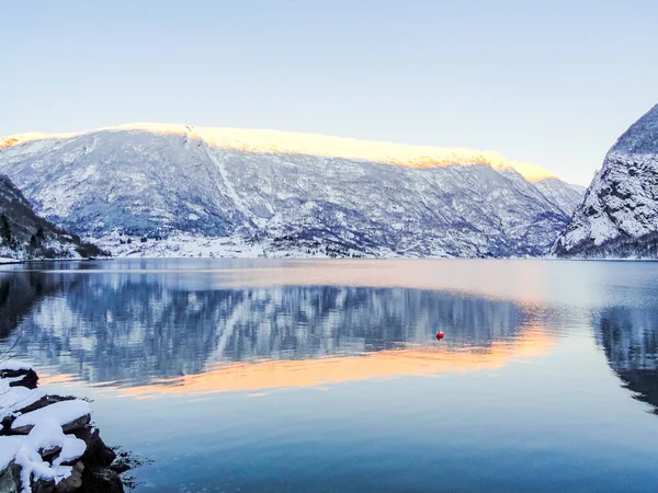 Paisagem Inverno Rio Lago Fiorde Congelado Framfjorden Vestland Vik Noruega — Fotografia de Stock