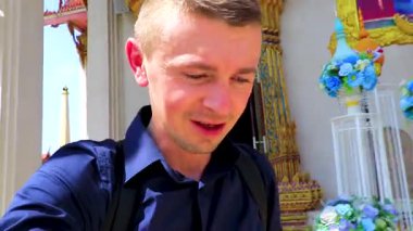 Turistin biri Don Mueang Phra Arramluang Budist tapınağından Güney Asya 'daki Don Mueang Bangkok Orta Tayland' daki renkli Wat Don Mueang Tapınağından çıktı..