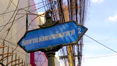 Don Mueang Bangkok Tayland 26 numara. Ocak 2020 Güneydoğu Asya 'daki Don Mueang Bangkok Orta Tayland' da Tipik Asya tarzı yol tabelası.