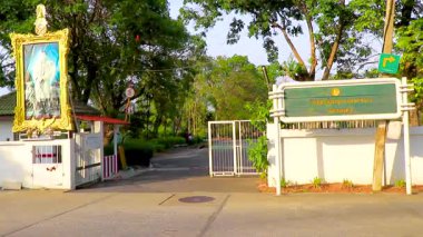 Don Mueang Bangkok Tayland 26 numara. Ocak 2020 Güneydoğu Asya 'daki Don Mueang Bangkok Merkez Tayland' daki doğal tropikal park ve kampa giriş kapısı ve hoş geldin işareti..