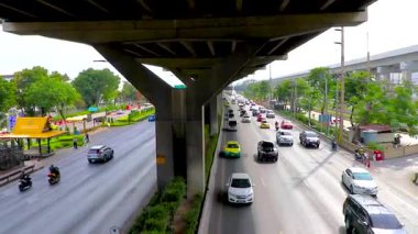 Don Mueang Bangkok Tayland 07. Kasım 2018 Yoğun şehir yaşamı Bangkok Orta Tayland Asya otoyol köprüsünde yoğun trafik sıkışıklığı yapan araçlar inşa ediyor..