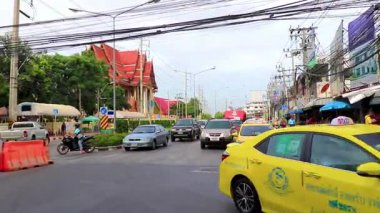 Don Mueang Bangkok Tayland 08. Kasım 2018 Yoğun şehir yaşamı Bangkok Orta Tayland Asya otoyol köprüsünde yoğun trafik sıkışıklığı yapan araçlar inşa ediyor..