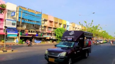 Don Mueang Bangkok Tayland 26 numara. Ocak 2020 Yoğun şehir hayatı insanlar, Bangkok Merkez Tayland 'da sokak otoyolu üzerinde yoğun trafik sıkışıklığı manzarası olan araçlar inşa ediyorlar..