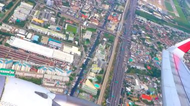 Şehrin üzerindeki havaalanından uçakla gelen panorama manzaralı gökyüzü bulutları ve Güney Asya 'daki Don Mueang Bangkok Merkez Tayland' daki mavi gökyüzü ufkuyla..