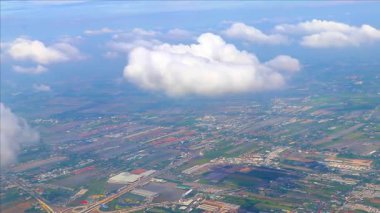 Şehrin üzerindeki havaalanından uçakla gelen panorama manzaralı gökyüzü bulutları ve Güney Asya 'daki Don Mueang Bangkok Merkez Tayland' daki mavi gökyüzü ufkuyla..