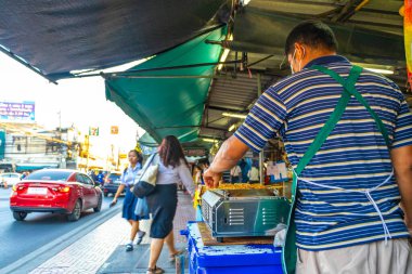 Don Mueang Bangkok Tayland 27 numara. Ocak 2020 Tayland sokak yemekleri marketi barbekü standı ve Don Mueang Bangkok Orta Tayland 'daki insanlar.