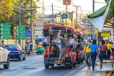 Don Mueang Bangkok Tayland 27 numara. Ocak 2020 Yoğun şehir hayatı insanlar, Bangkok Merkez Tayland 'da sokak otoyolu üzerinde yoğun trafik sıkışıklığı manzarası olan araçlar inşa ediyorlar..