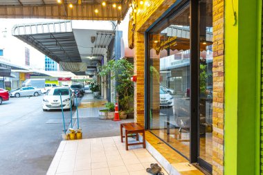 Don Mueang Bangkok Tayland 27 numara. Ocak 2020 Güneydoğu Asya 'da Don Mueang Bangkok Orta Tayland' da bar restoranları ve palmiye ağaçları arasındaki Turist Caddesi..