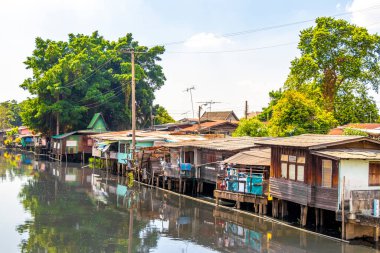 Güneydoğu Asya 'daki Don Mueang Bangkok Merkez Tayland' daki Prem Prachakon Kanalı ve nehri boyunca köy evleri ve yaşam..