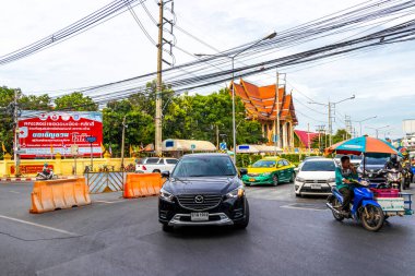 Don Mueang Bangkok Tayland 08. Kasım 2018 Yoğun şehir hayatı insanlar, Bangkok Merkez Tayland 'da sokak otoyolu üzerinde yoğun trafik sıkışıklığı manzarası olan araçlar inşa ediyorlar..
