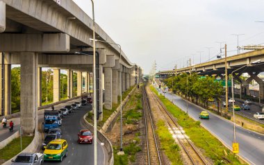 Don Mueang Bangkok Tayland 07. Kasım 2018 Yoğun şehir yaşamı Bangkok Orta Tayland Asya otoyol köprüsünde yoğun trafik sıkışıklığı yapan araçlar inşa ediyor..