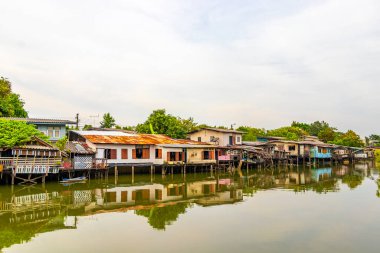 Güneydoğu Asya 'daki Don Mueang Bangkok Merkez Tayland' daki Prem Prachakon Kanalı ve nehri boyunca köy evleri ve yaşam..