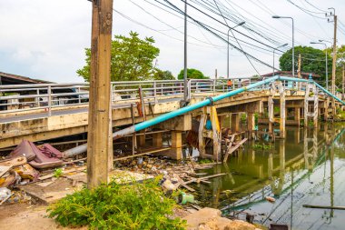 Don Mueang Bangkok Tayland 07. Kasım 2018 'de Don Mueang Bangkok Merkez Tayland' daki Prem Prachakon kanalı ve nehir köyü kasabasındaki atık kirliliği.