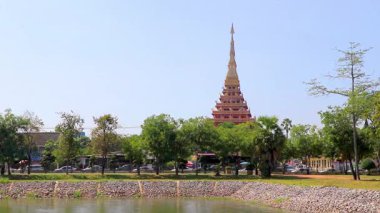 Khon Kaen Bölgesi Isan Tayland 03. Kasım 2018 Phra Mahathat Kaen Nakhon pagoda stil Budist tapınağı ve Kaen Nakhon Gölü Khon Kaen Eyaleti Isan Kuzeydoğu Tayland.