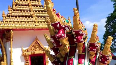 Phra Mahathat Kaen Nakhon pagoda Budist altın tapınağı Wat Nong Waeng naga yılan ejderha heykeli Khon Kaen Isan Tayland 'da.