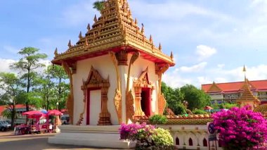 Khon Kaen bölgesi Isan Tayland 06. Kasım 2018 Phra Mahathat Kaen Nakhon pagoda stil Budist tapınağı ve Wat Nong Waeng altın tapınakları Khon Kaen Eyaleti Isan Kuzeydoğu Tayland.