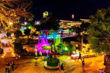 Khon Kaen bölgesi Isan Tayland 06. Kasım 2018 Ton Tann Green Market Tayland gece sokak yemek parkı bar ve restoran panorama ile gölet çeşmesi ve renkli ışıklar Khon Kaen Isan Tayland.