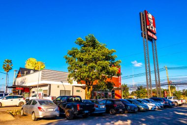 Khon Kaen bölgesi Isan Tayland 06. Kasım 2018 Ton Tann Green Market Tayland gece sokak yemek parkı ve pazar bar restoranı ve Khon Kaen Eyaleti Isan Kuzeydoğu Tayland 'da arabalarla dolu otopark..