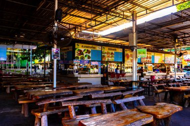 Khon Kaen bölgesi Isan Tayland 06. Kasım 2018 Ton Tann Green Market Tayland gece sokak gıda parkı Khon Kaen Eyaleti Isan Kuzeydoğu Tayland 'daki pazar bar ve restoran.