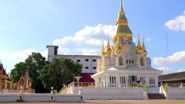 Khon Kaen bölgesi Isan Tayland 06. Kasım 2018 Wat Klang beyaz Budist tapınakları altın kubbe ve mavi gökyüzü ile Khon Kaen Bölgesi Khon Kaen Eyaleti Isan Kuzeydoğu Tayland.